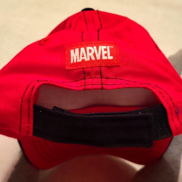 Spiderman "Spider Sense" red and black cap - Picture 3 of 6